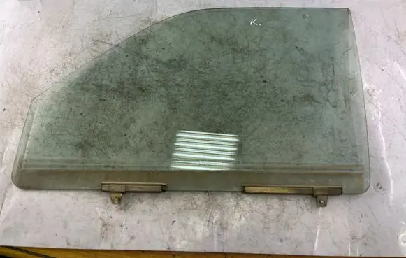 Mitsubishi Pajero Sport I Front door window glass four-door