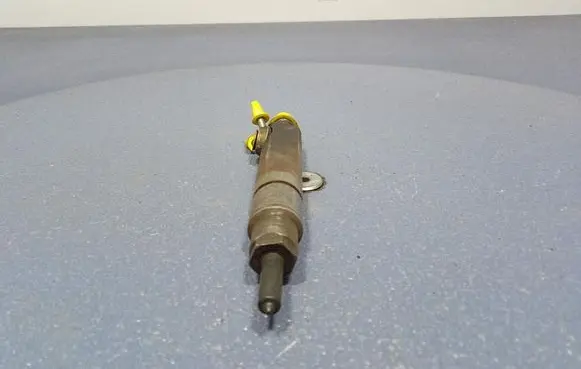 Audi A6 S6 C5 4B Fuel injector 046130201F