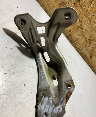 Volkswagen Jetta V Fender mounting bracket