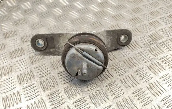 Volvo V40 Engine mount bracket