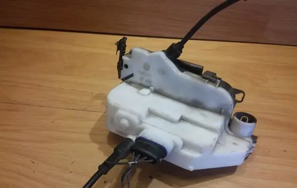 Renault Megane II Front door lock