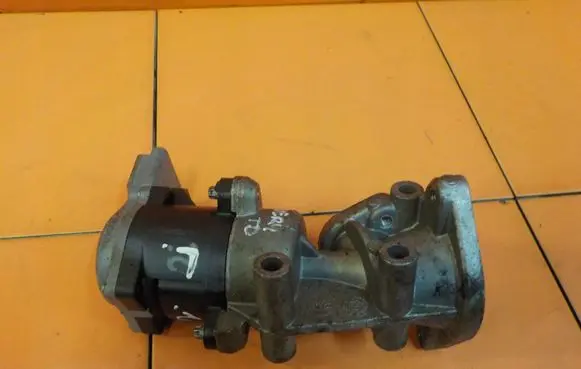 Land Rover Discovery 3 - LR3 EGR thermostat 7H2Q9D475DE