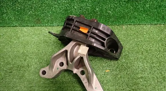Citroen C3 Engine mount bracket 243248