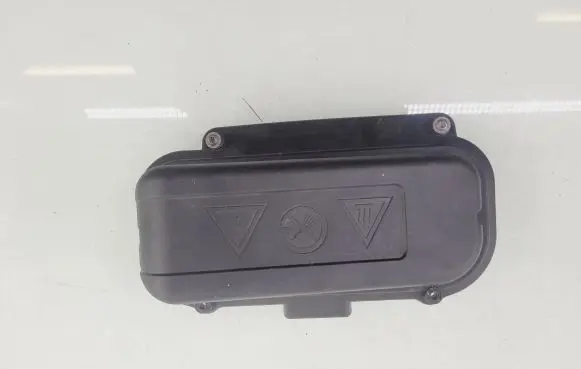 Renault Megane III Fuse box cover 7555189