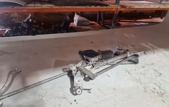 Mitsubishi Grandis Front wiper linkage and motor