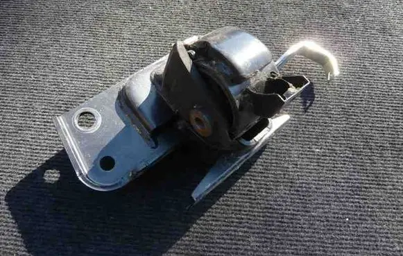 Toyota RAV 4 (XA40) Engine mount bracket