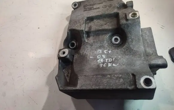 Volkswagen PASSAT B5.5 Engine mounting bracket 038260885C