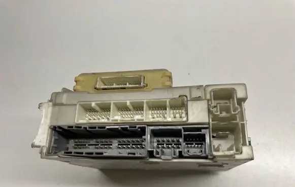 Lexus IS 220D-250-350 Fuse module 8273053020