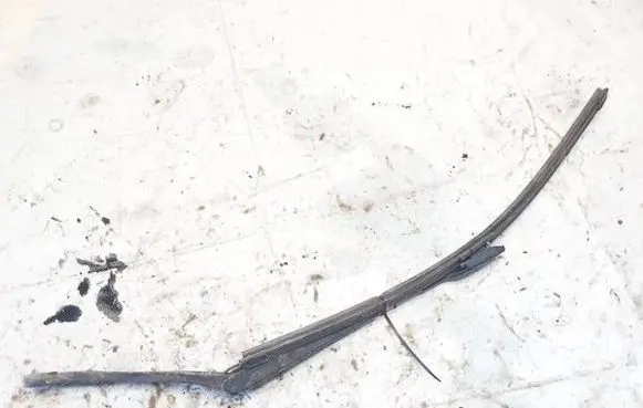 Mercedes-Benz E W212 Front wiper blade arm 3392125720