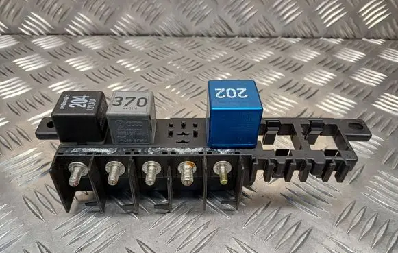 Audi A4 S4 B5 8D Relay mounting block 8L0941822A