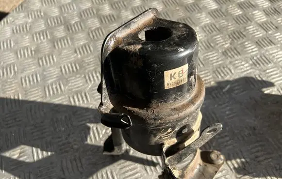 Engine mount bracket