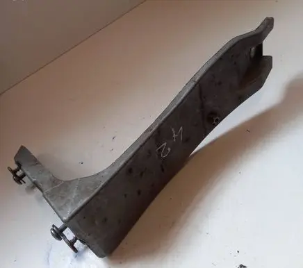 Front bumper mounting bracket