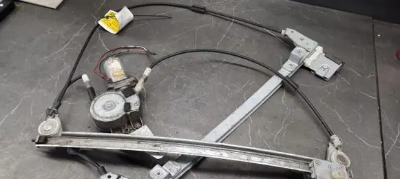 Ford Focus Front window lifting mechanism without motor