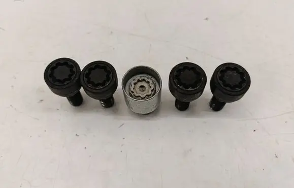Nissan Qashqai J12 Anti-theft wheel nuts and lock 
