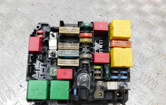 Peugeot 208 Fuse module 9804846880