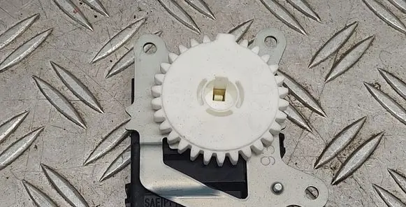 Toyota RAV 4 (XA40) Air flap motor/actuator 0638001991