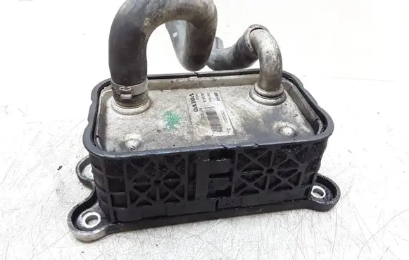 Volvo V70 Engine oil radiator 8677973
