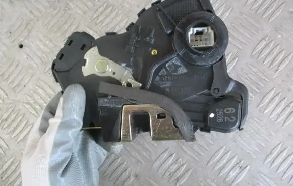 Toyota Corolla E120 E130 Front door lock 