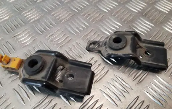 Subaru Legacy Radiator mount bracket
