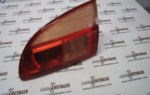 Toyota Avensis T220 Tailgate rear/tail lights 89022025
