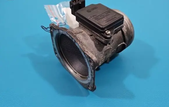 Volkswagen PASSAT B5.5 Mass air flow meter 037906461B IMPRK1522769