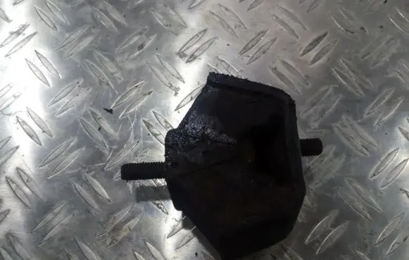 BMW 5 E34 Engine mount bracket 1135773