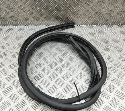 Nissan Leaf II (ZE1) Rubber seal rear door 828315SL0A