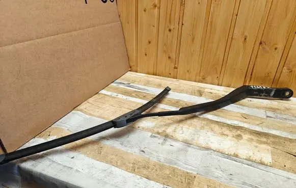 Front wiper blade arm