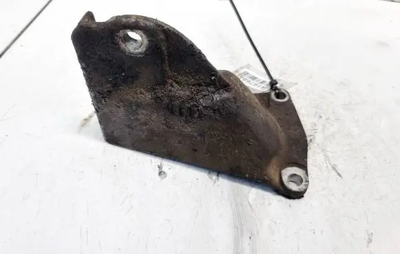Engine mounting bracket