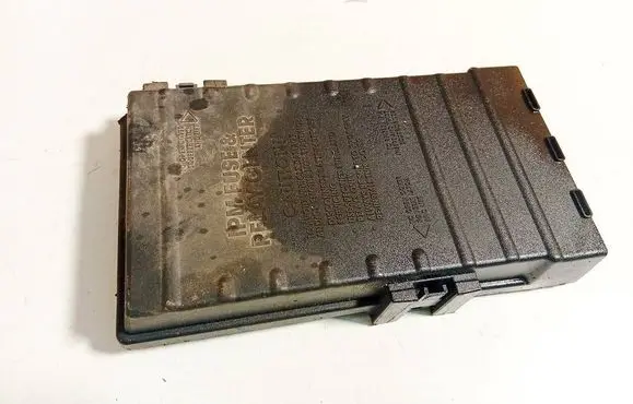 Chrysler Grand Voyager IV Fuse box cover 04692125