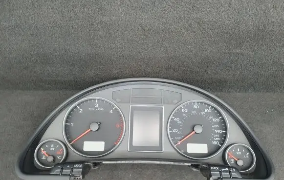 Audi A4 S4 B7 8E 8H Speedometer (instrument cluster) 8E0920982D RB8
