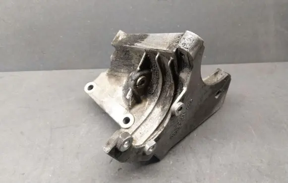 Audi A8 S8 D3 4E Engine mounting bracket 077260885N