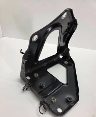 Audi A6 S6 C6 4F Fender mounting bracket 4F0821136A