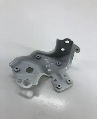 Toyota RAV 4 (XA40) Fender mounting bracket