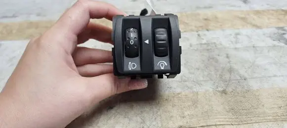 Renault Twingo II Headlight level height control switch 8200095495D