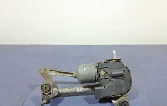 Seat Altea XL Front wiper linkage and motor 5P0955024C