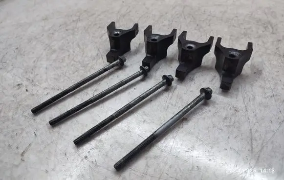 Land Rover Discovery Sport Fuel Injector clamp holder 