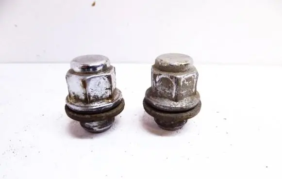 Toyota Corolla E120 E130 Nuts/bolts 9094201033