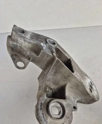 Engine mounting bracket