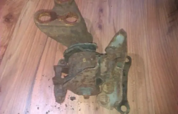 Mazda 323 Engine mount bracket