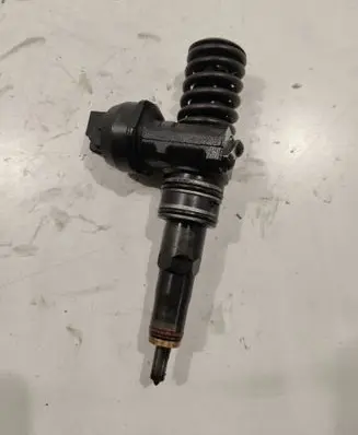 Volkswagen Golf IV Fuel injector 038130073AJ