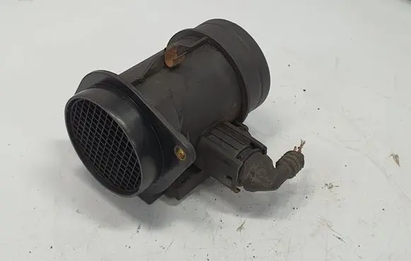 BMW 5 E39 Mass air flow meter 2246084 13622246084