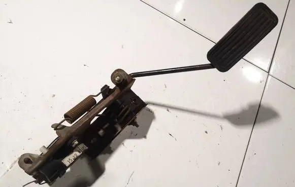 Accelerator throttle pedal