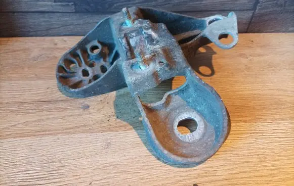 Volkswagen PASSAT B5.5 Engine mounting bracket