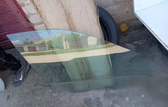 Volvo XC90 Front door window glass four-door 43R001026 E000184