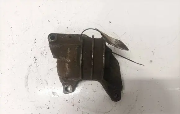 Volvo XC90 Engine mount bracket