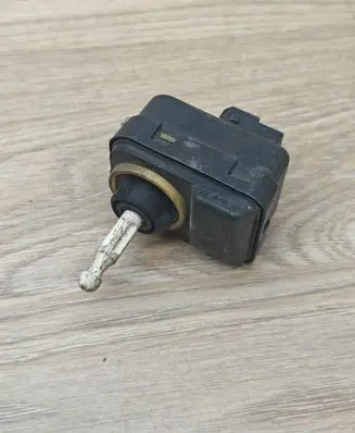 Volvo V70 Headlight level adjustment motor 