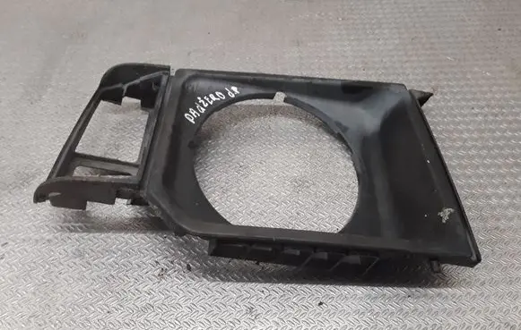 Mitsubishi Pajero Headlight/headlamp mounting bracket 