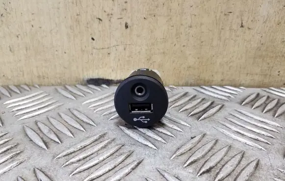 Nissan Juke I F15 AUX in-socket connector 28023BH00A