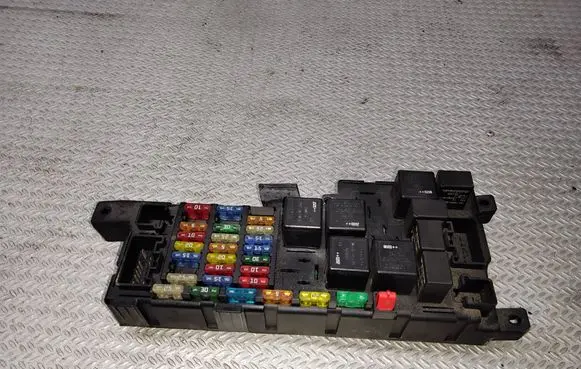 Volvo V70 Fuse module 8637841